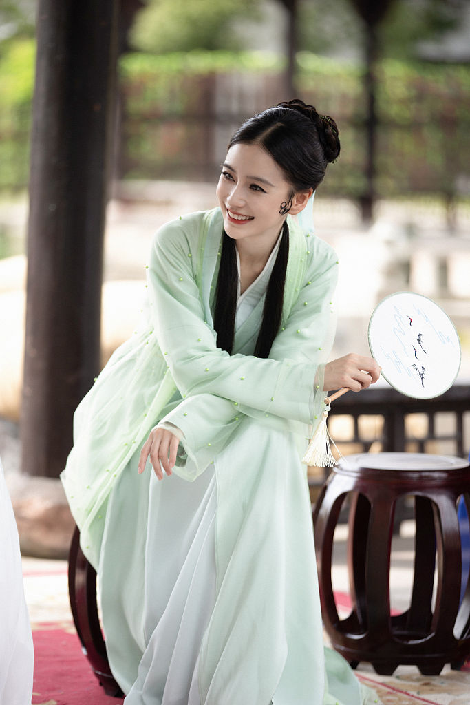 Angelababy路透曝光 化身“青蛇”轻摇小扇清冷绝美