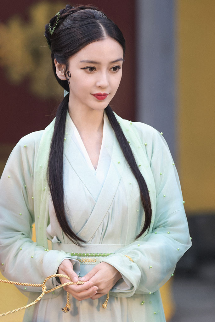 Angelababy路透曝光 化身“青蛇”轻摇小扇清冷绝美