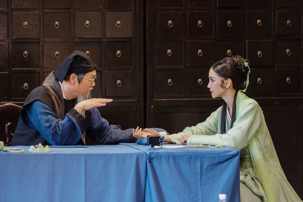 Angelababy路透曝光 化身“青蛇”轻摇小扇清冷绝美