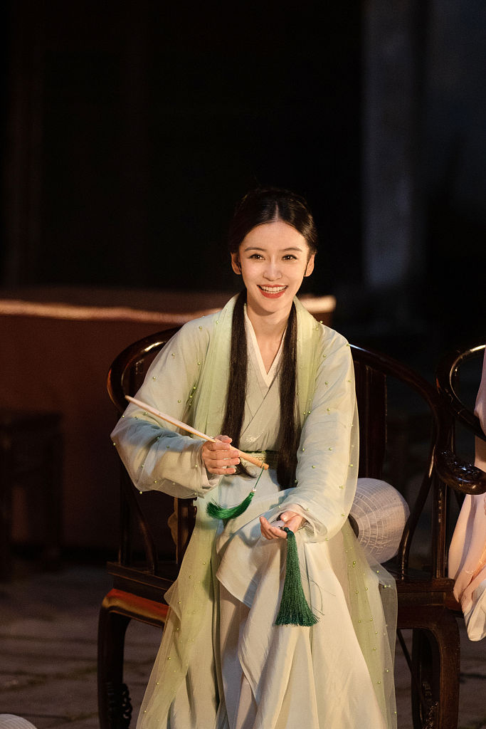 Angelababy路透曝光 化身“青蛇”轻摇小扇清冷绝美