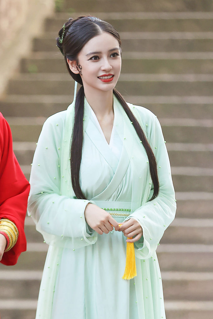 Angelababy路透曝光 化身“青蛇”轻摇小扇清冷绝美