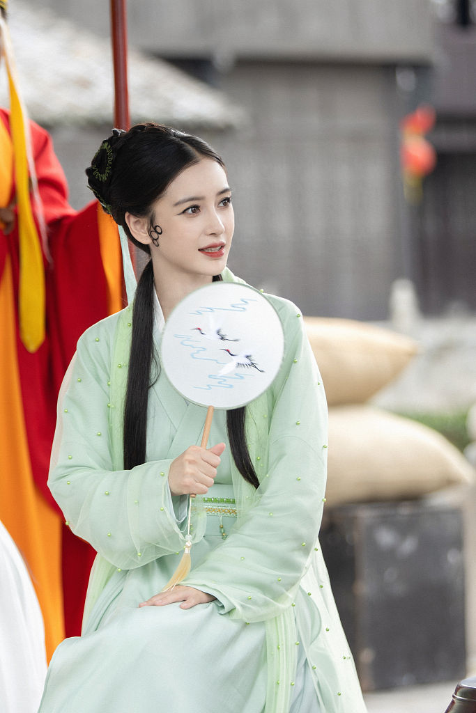 Angelababy路透曝光 化身“青蛇”轻摇小扇清冷绝美