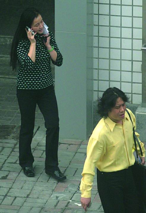 65岁刘晓庆摘掉假发与异性劲歌热舞，真实发量曝光，网友表示不敢认