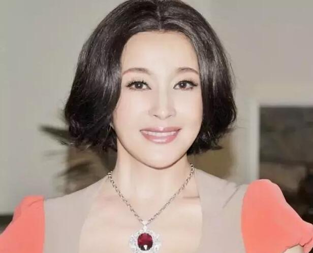 65岁刘晓庆摘掉假发与异性劲歌热舞，真实发量曝光，网友表示不敢认