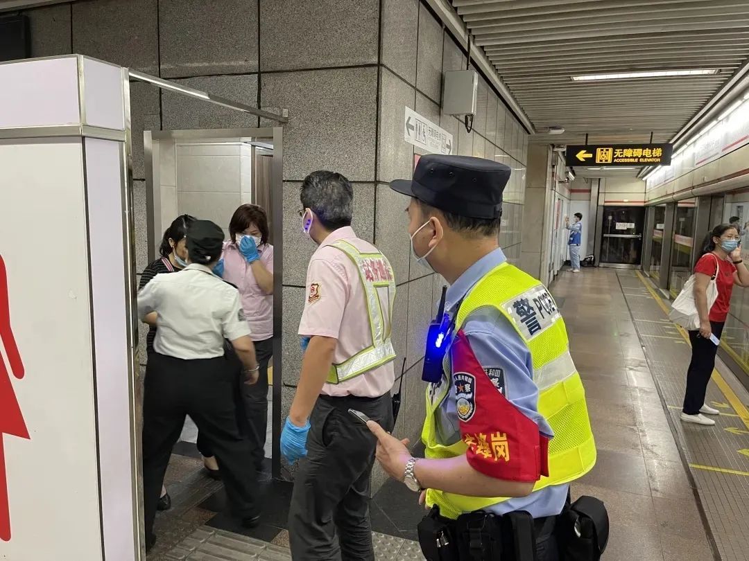 女子中暑 孕妇突发痉挛 乘客遗失存单地铁站出手相助