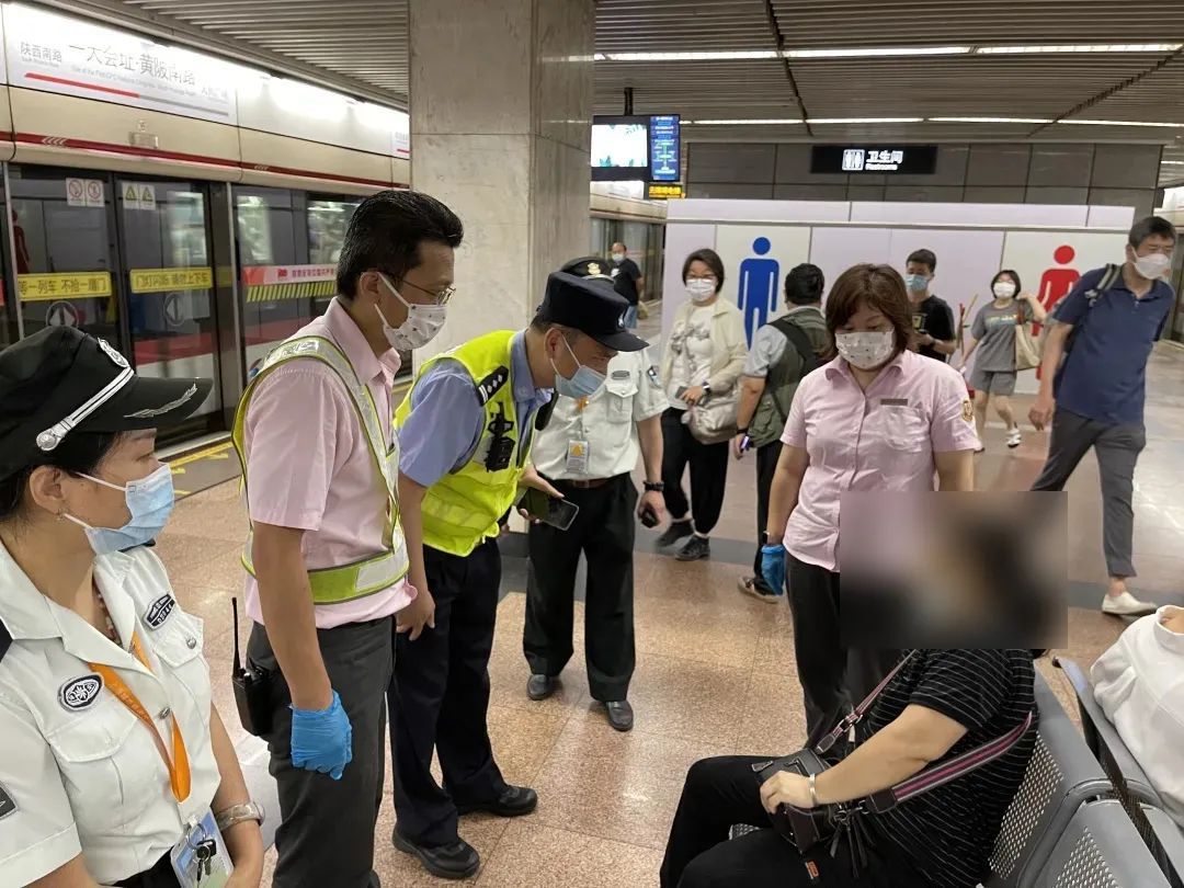 女子中暑 孕妇突发痉挛 乘客遗失存单地铁站出手相助