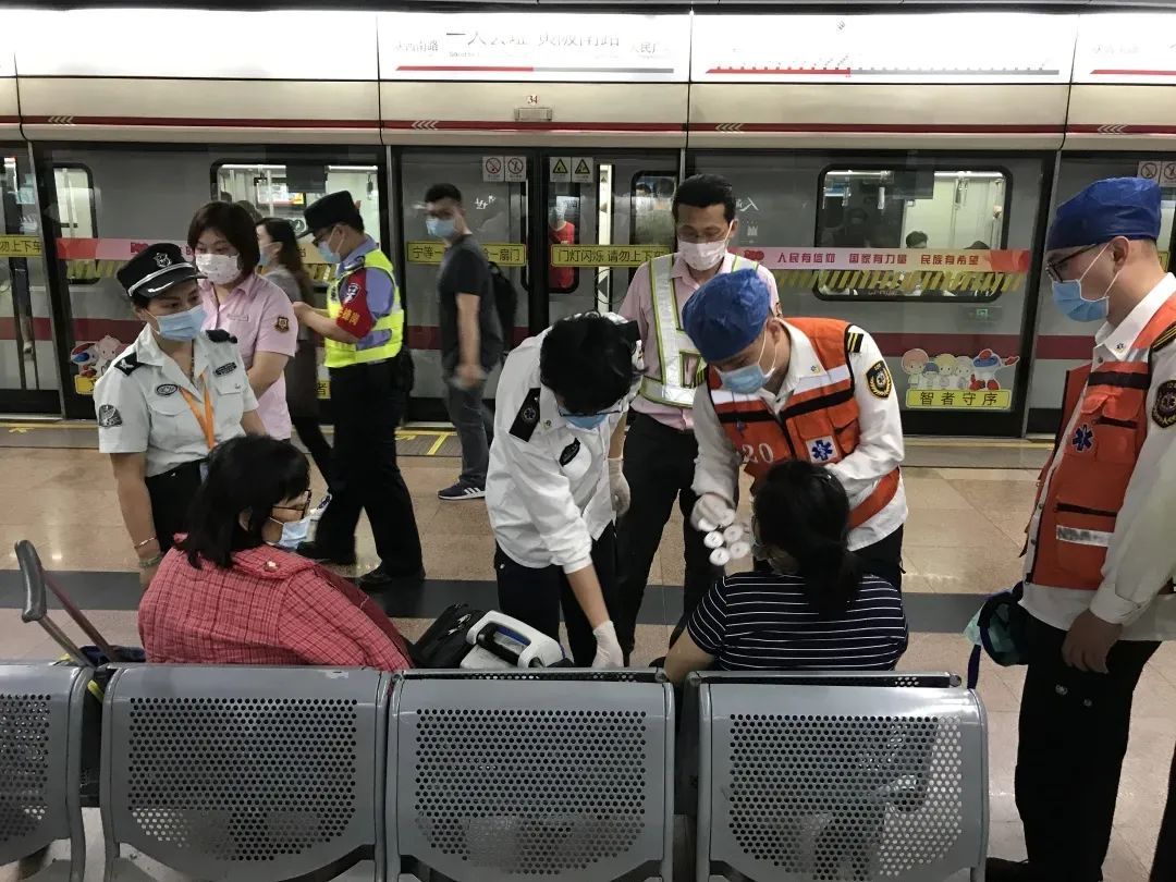 女子中暑 孕妇突发痉挛 乘客遗失存单地铁站出手相助