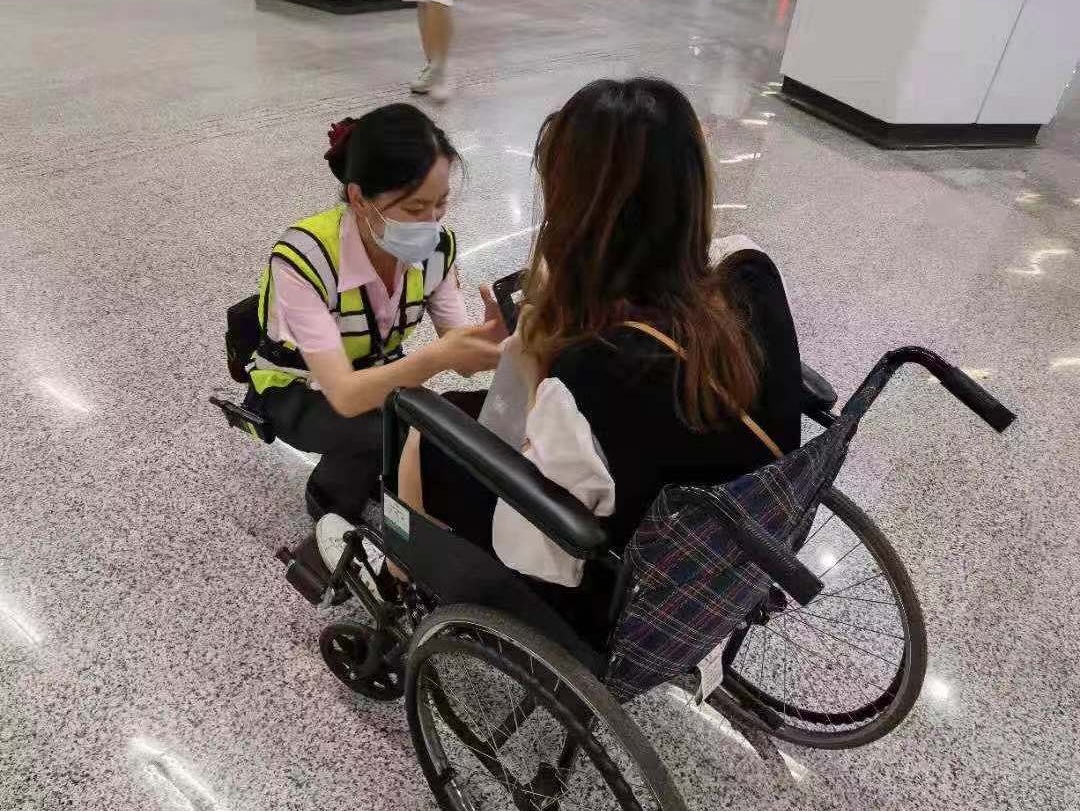 女子中暑 孕妇突发痉挛 乘客遗失存单地铁站出手相助