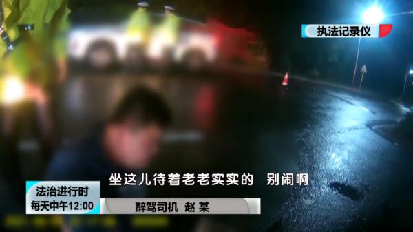 北京交警查酒时遇奇葩:司机躺地上高喊“打我”,随后又苦苦求饶