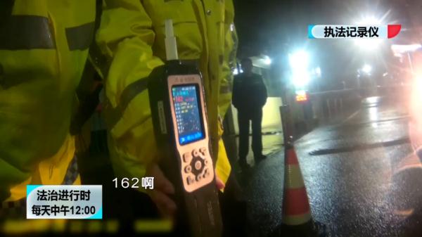 北京交警查酒时遇奇葩：司机躺地上高喊“打我”，随后又苦苦求饶