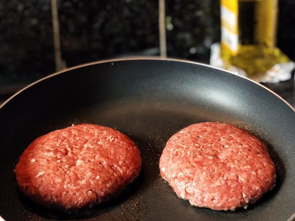 牛肉汉堡肉饼做法（超详细汉堡牛肉饼的制作教程）