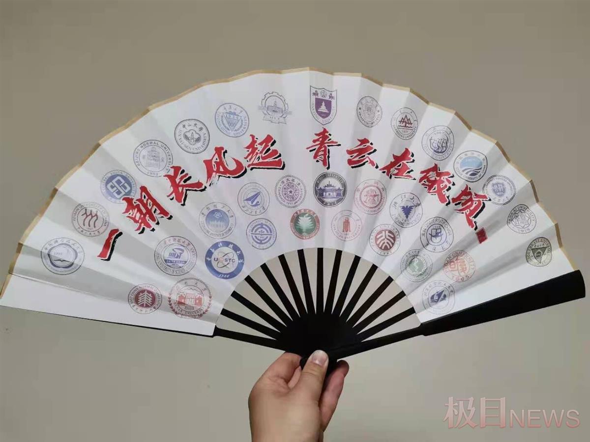 一扇一扇时光飞逝！高中班主任定制礼物为学子打气，提醒珍惜时光
