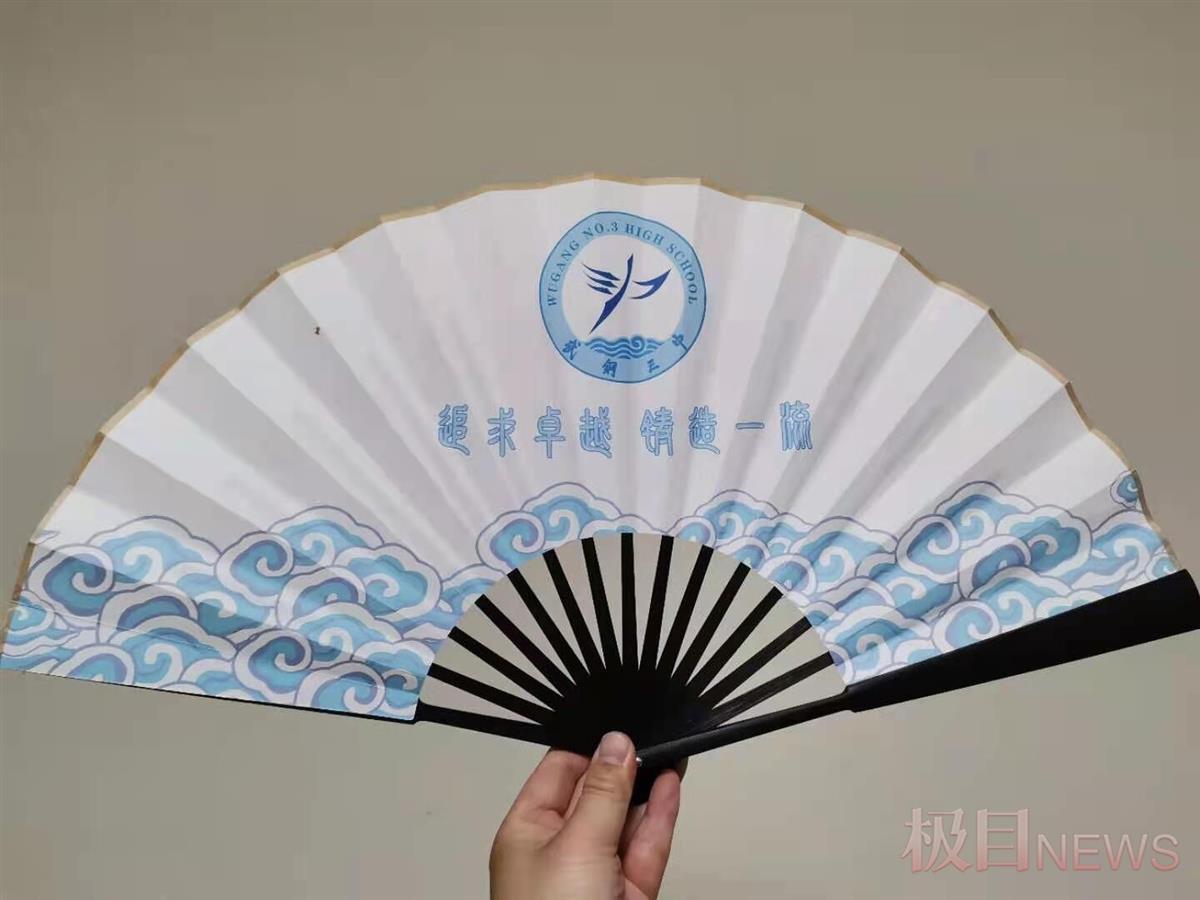 一扇一扇时光飞逝！高中班主任定制礼物为学子打气，提醒珍惜时光