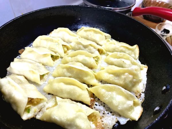 锅贴的做法(家常版锅贴这样做好看好吃又解馋)