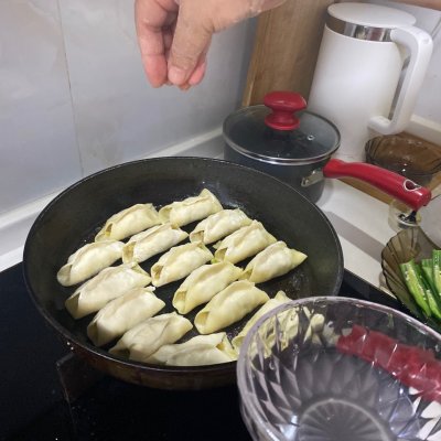 锅贴的做法(家常版锅贴这样做好看好吃又解馋)