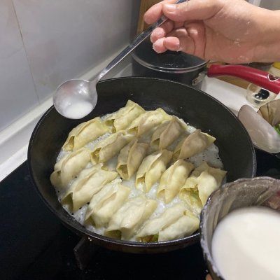 锅贴的做法(家常版锅贴这样做好看好吃又解馋)