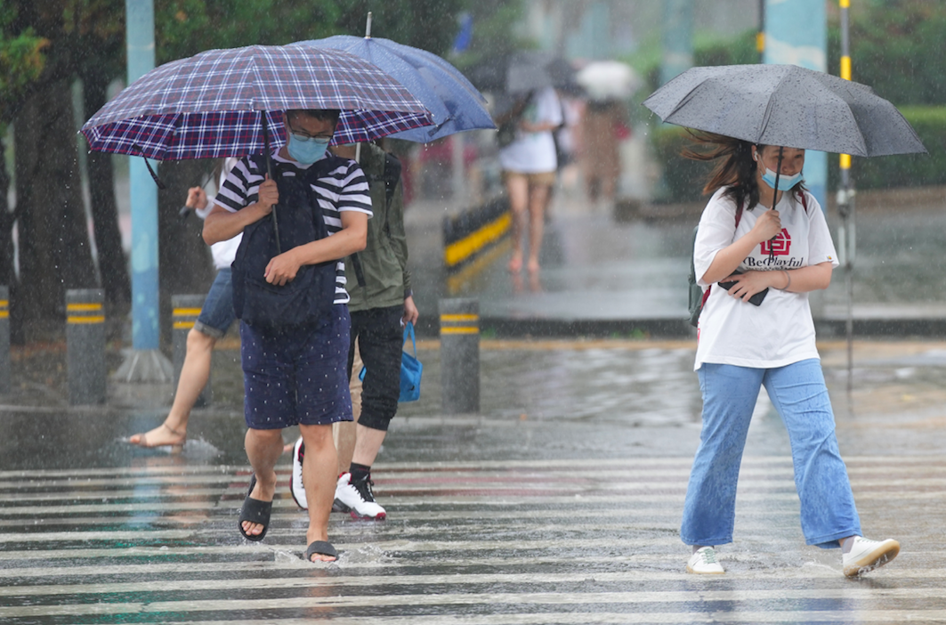 晚上有紫外线吗(今天紫外线很强，午后到夜间有雨，外出防雨防暑防晒)