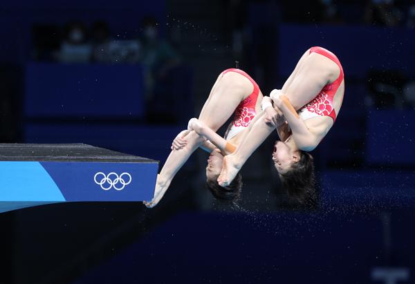 哪些跳水运动员参加日本奥运会(“00后”组合摘金！东京奥运会跳水女子双人10米台张家齐/陈芋汐夺冠)