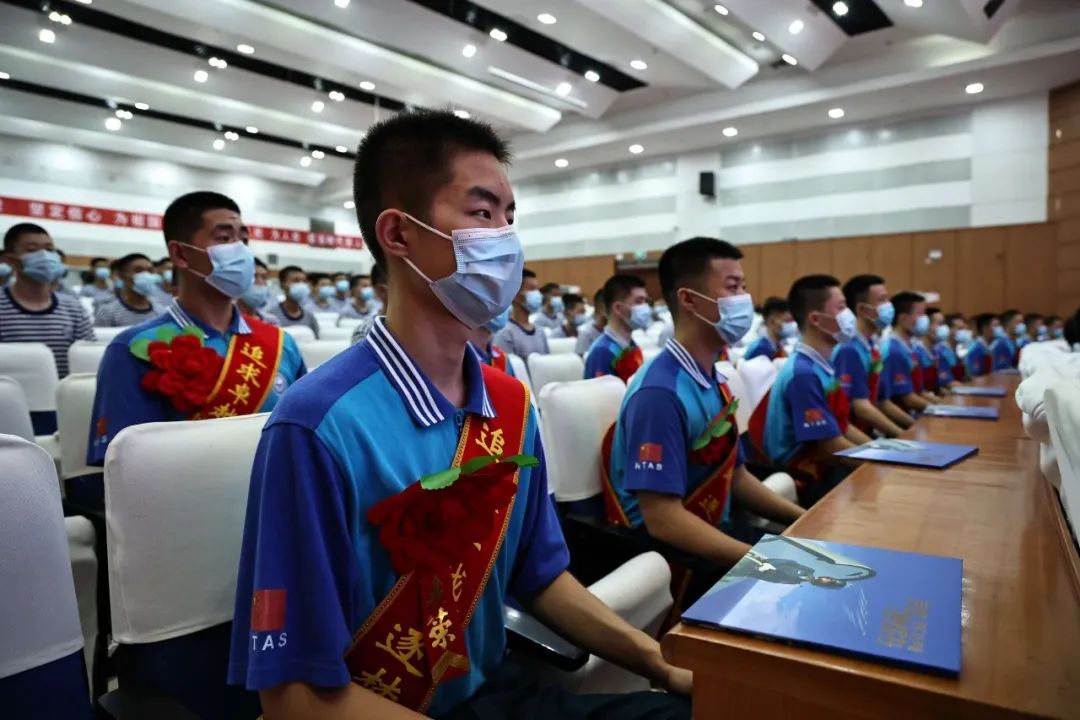 走！当海军飞行员去！