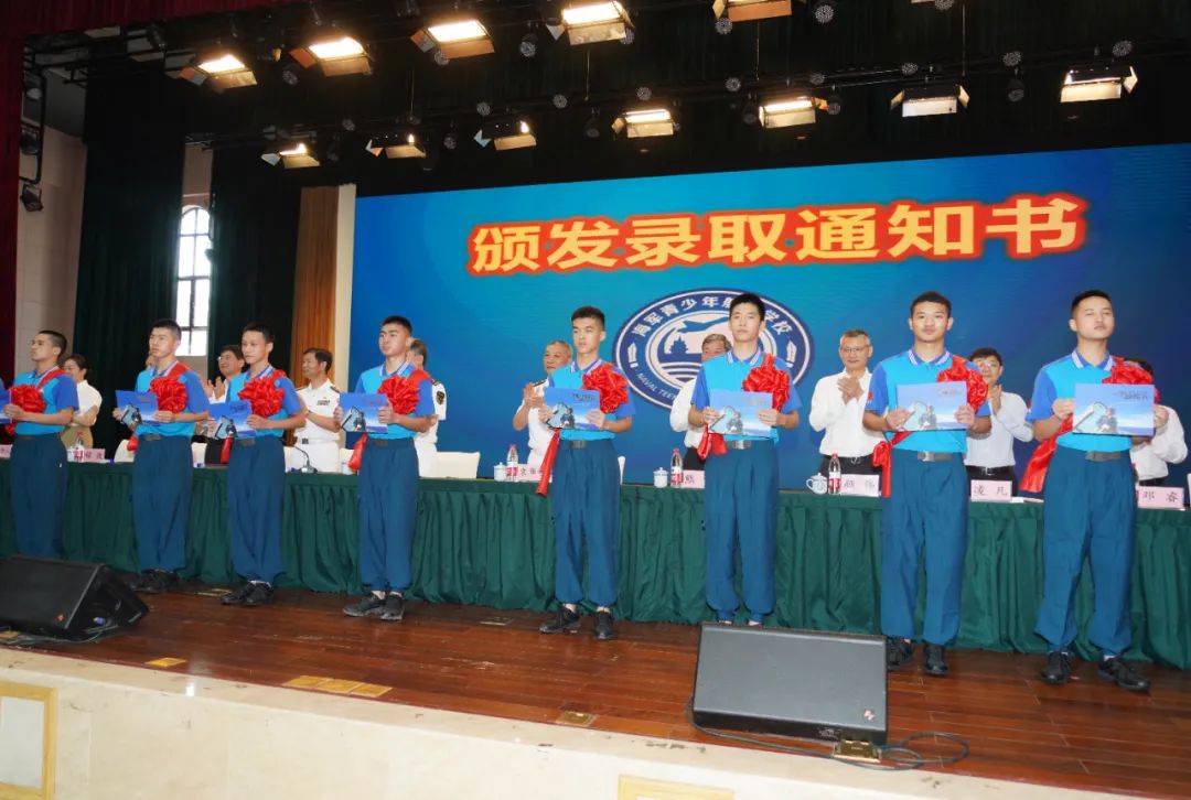 走！当海军飞行员去！