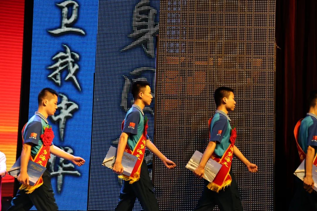 走！当海军飞行员去！