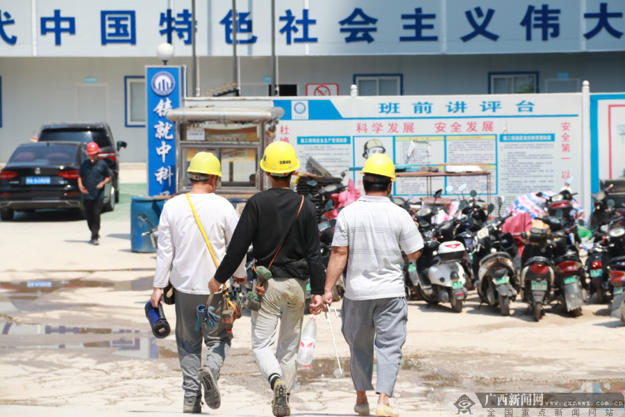 高清图集：辛苦啦！致敬这些高温“烤”验下的劳动者