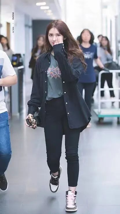 00后女团辣妹、顶级女星造型师、火辣R&B女声，这三位爆红球鞋女神一定要赶紧关注