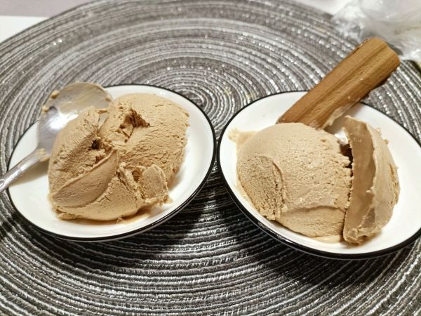 巧克力冰淇淋制作方法（超简单的自制巧克力冰淇淋教程）