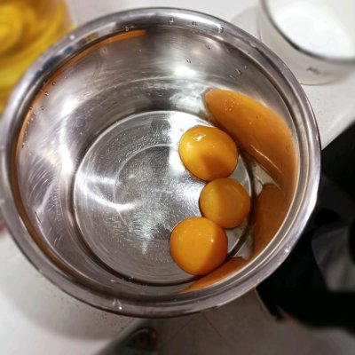 巧克力冰淇淋制作方法（超简单的自制巧克力冰淇淋教程）