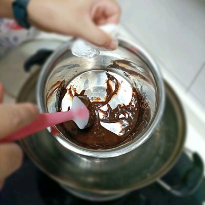 巧克力冰淇淋制作方法（超简单的自制巧克力冰淇淋教程）