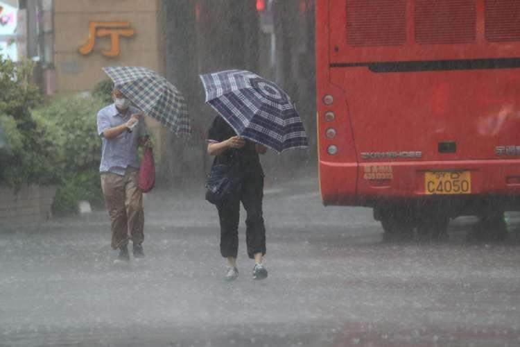 周到晨报 | 申城雨水不甘休，气温还要升；起底400“李鬼”家电服务热线；上海歌舞团新作提上日程……