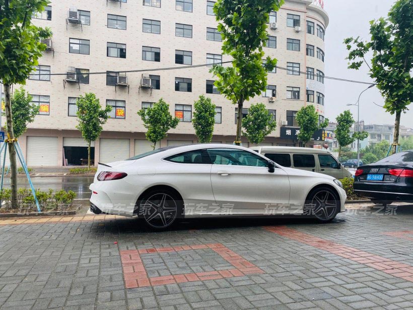 把女朋友的奔驰C Coupe拿来玩改装 给她一次让别人羡慕的机会