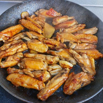 蒜香鸡翅怎么做（5分钟速成鲜嫩多汁的蒜香鸡翅）