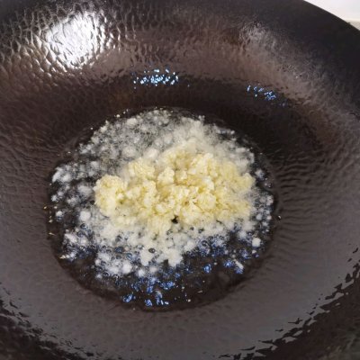 蒜香鸡翅怎么做（5分钟速成鲜嫩多汁的蒜香鸡翅）