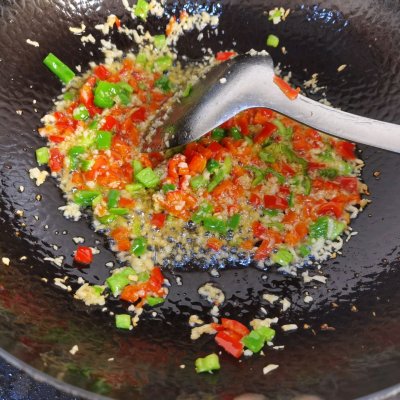 蒜香鸡翅怎么做（5分钟速成鲜嫩多汁的蒜香鸡翅）