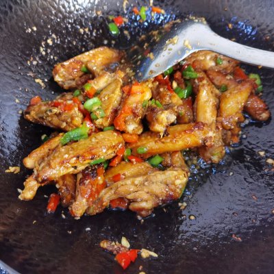 蒜香鸡翅怎么做（5分钟速成鲜嫩多汁的蒜香鸡翅）