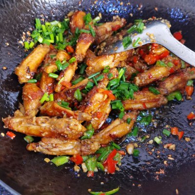 蒜香鸡翅怎么做（5分钟速成鲜嫩多汁的蒜香鸡翅）