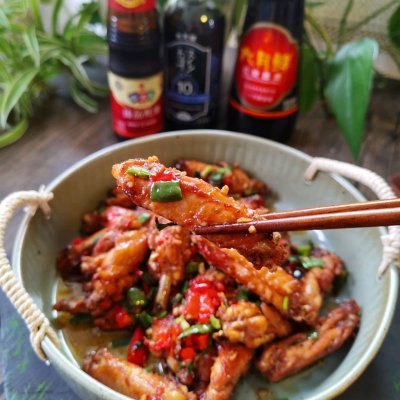 蒜香鸡翅怎么做（5分钟速成鲜嫩多汁的蒜香鸡翅）