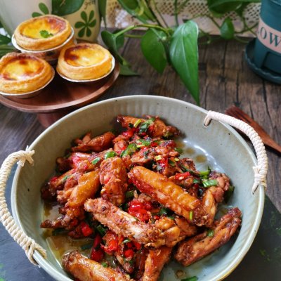 蒜香鸡翅怎么做（5分钟速成鲜嫩多汁的蒜香鸡翅）