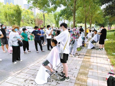 小伙在郑州一公园旁摆义务理发摊 每天理发300多人 已持续一周
