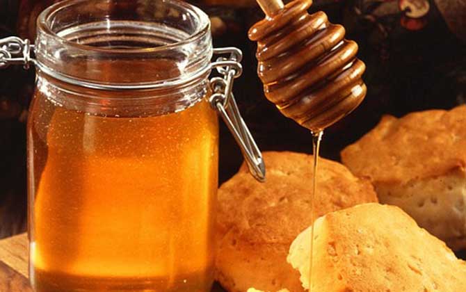 「蜂蜜水蜂蜜」女人经常吃蜂蜜的好处（蜂蜜能治妇科病吗）
