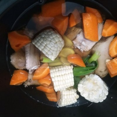胡蘿卜玉米排骨湯,胡蘿卜玉米排骨湯做法