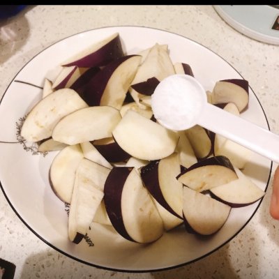 红烧茄子的家常做法简单（超级下饭家常红烧茄子上桌秒光）