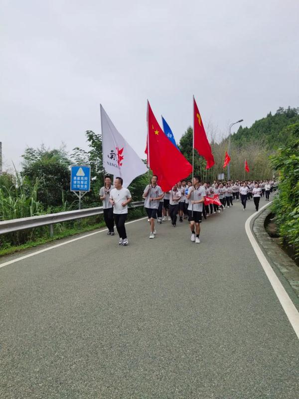 汇东杯篮球比赛哪里直播(开学啦！多图直击！四川各地各校开学现场……)