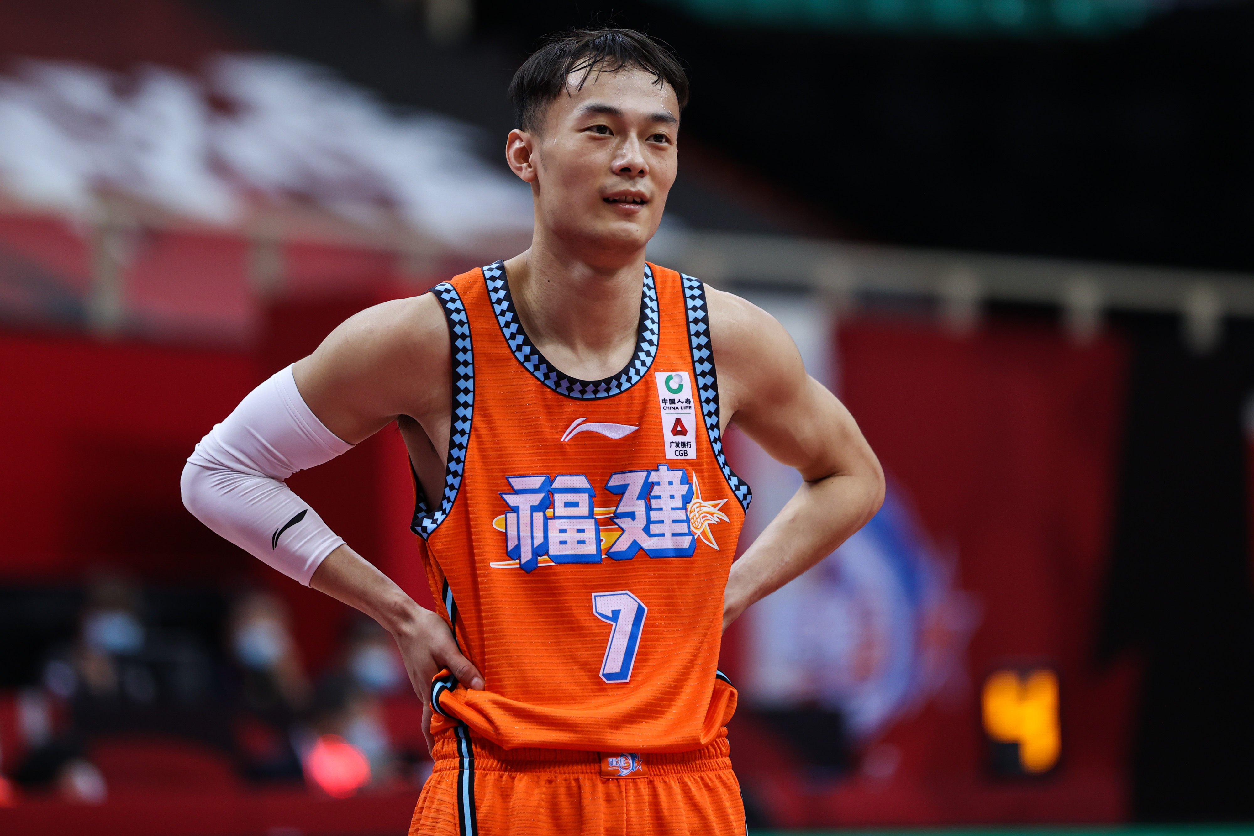 汤杰为什么能进cba(落选NBA，无缘CBA！汤杰，困在现实的“篮球顶流”)