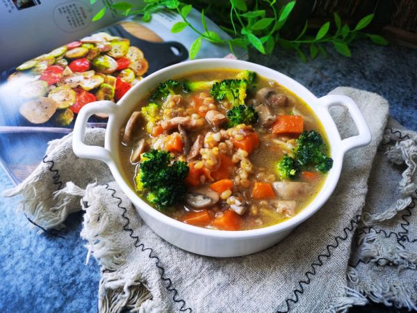 小麦仁怎么做好吃（超级简单的小麦仁蔬菜汤制作方法）