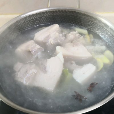 酸菜燉白肉,酸菜燉白肉的做法