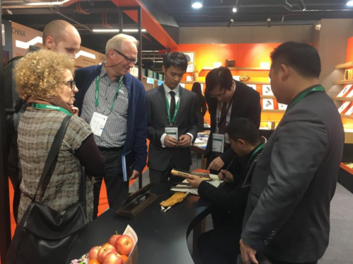 秃头企业家如何靠卖梳子年赚上亿？