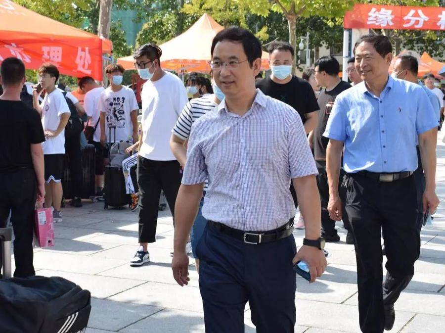 烟台理工学院迎来转设后首届新生，本专科4600人齐聚琴心湖