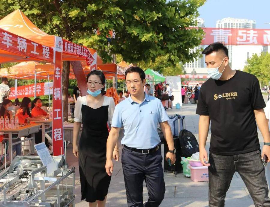 烟台理工学院迎来转设后首届新生，本专科4600人齐聚琴心湖